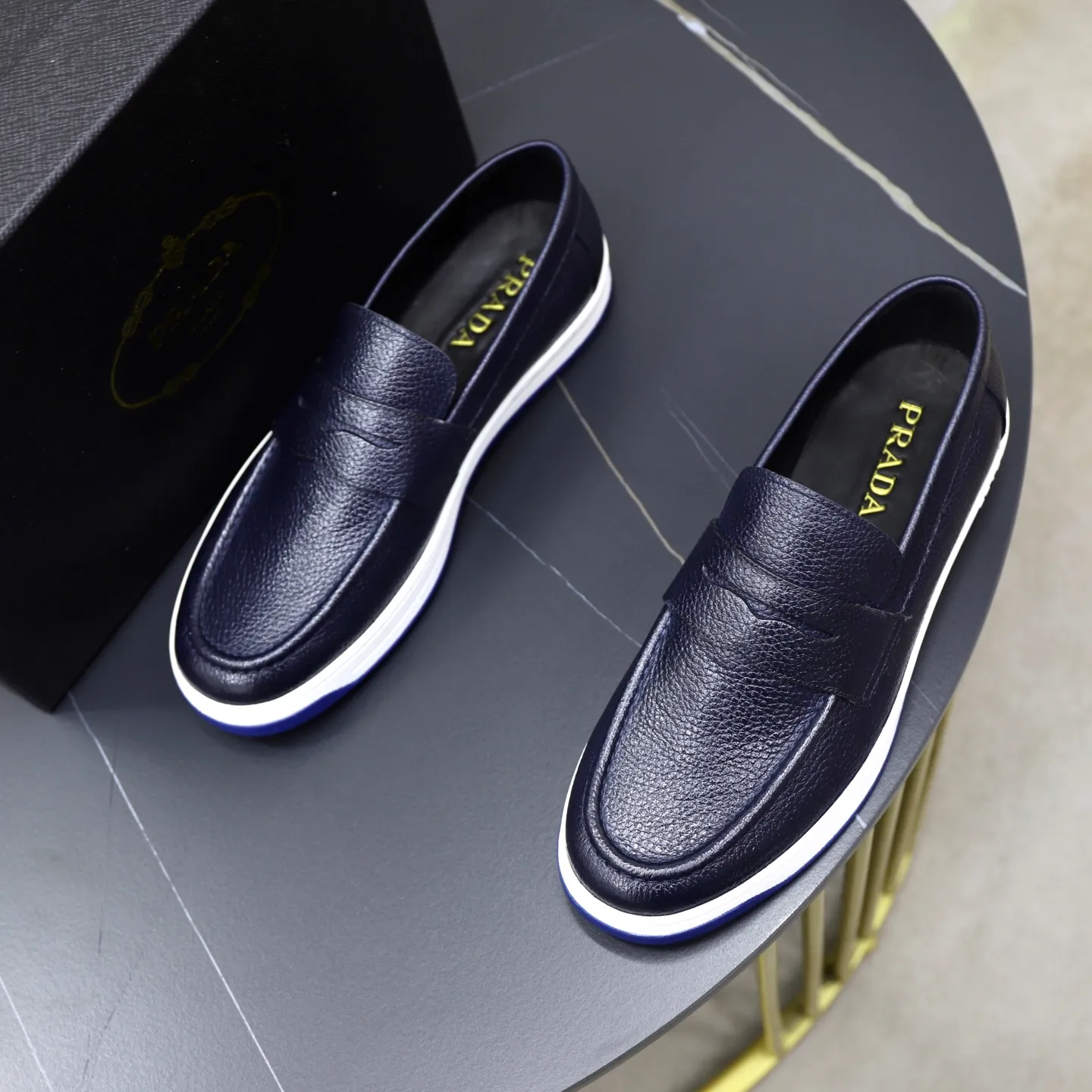 Factory price: 💰640 Prada classic men’s lace-up casual shoes | Imported cowhide upper | Upper stitching layered design, light and breathable | Soft and comfortable | Decorated with PRADA letters on the side | Distinctive sports style, showing the brand style | Lightweight concave and convex pattern rubber soles | Matched with cowhide foot pad lining | Excellent foot feel, fashionable and elegant | Size: 38-44 (45 customized)